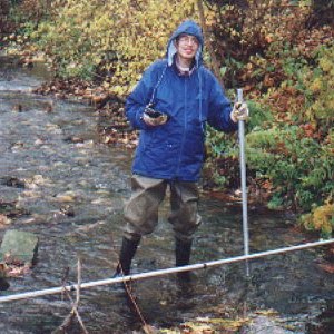 Fließgeschwindigkeitmessung im Bach